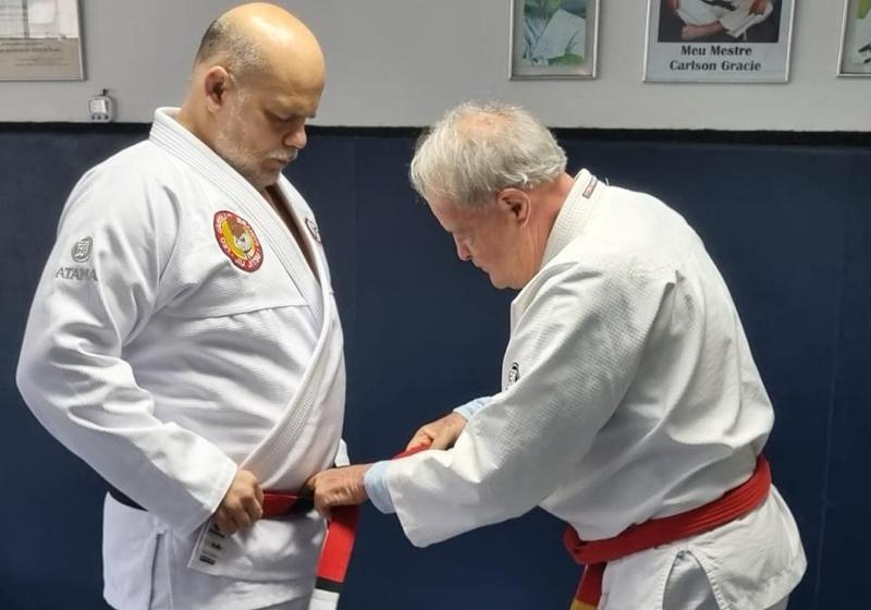 Leo Castello Branco recebe faixa coral de Jiu-Jitsu e relembra jornada até nova graduação