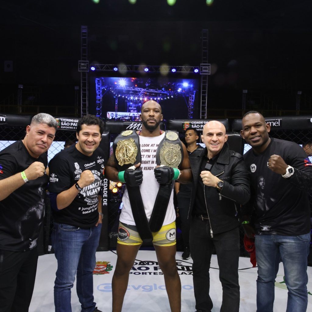 André Monstro nocauteia em 29 segundos e mantém cinturão peso pesado do Jungle Fight na Bahia