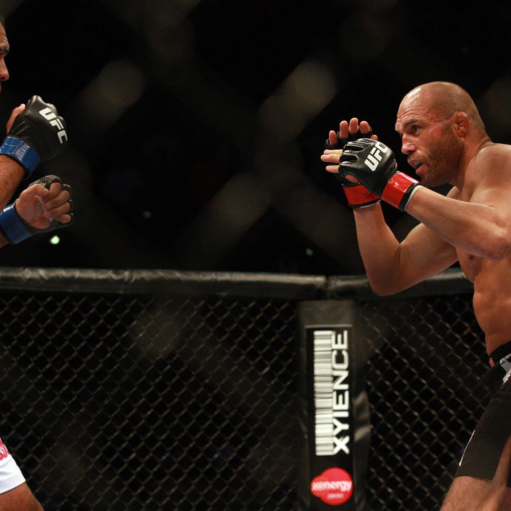 Minotauro vence Randy Couture em casa na melhor luta de 2009