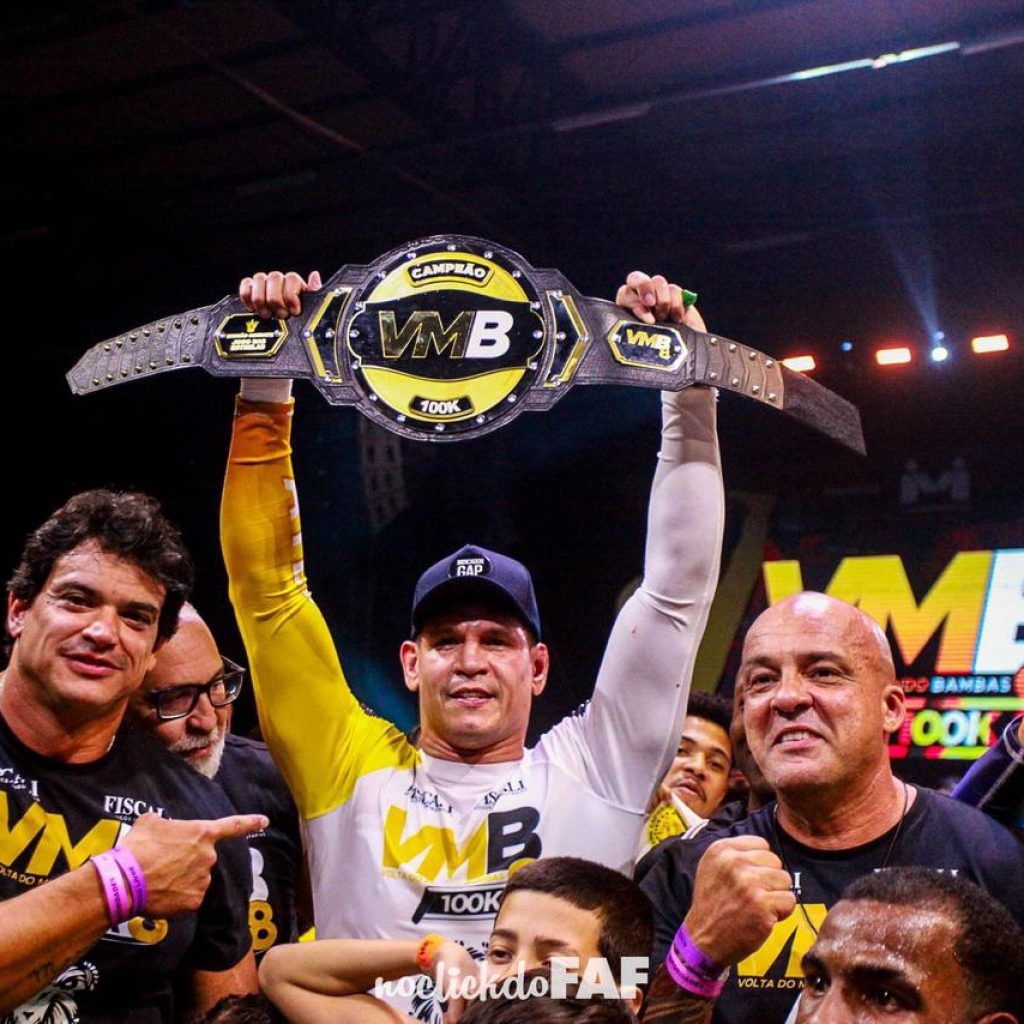 Cezar Mutante vence Serginho Moraes na capoeira no VMB 100k