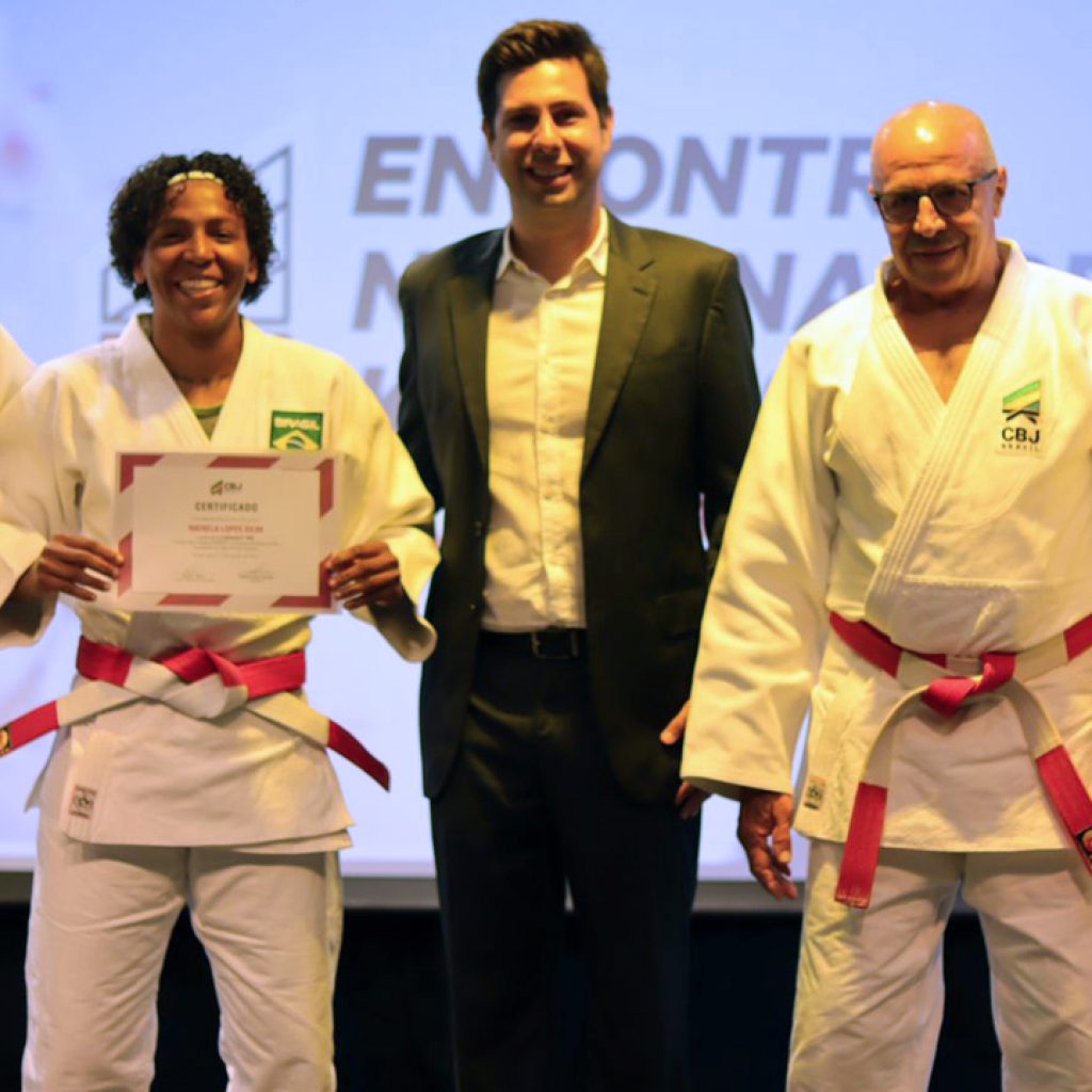 Campeã olímpica e mundial, Rafaela Silva é promovida a kodansha em evento da CBJ no Rio