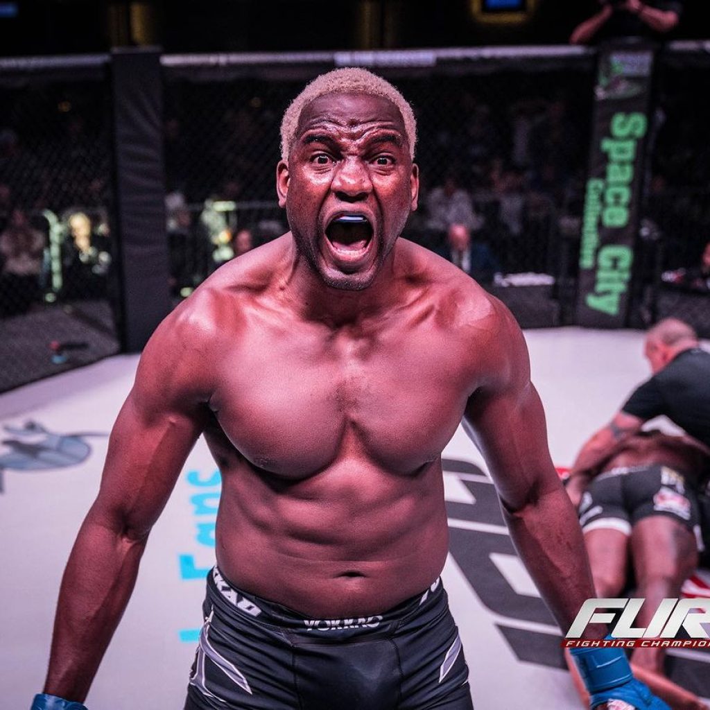 Demitido pelo UFC, gigante cubano assina com Karate Combat e estreará em dezembro