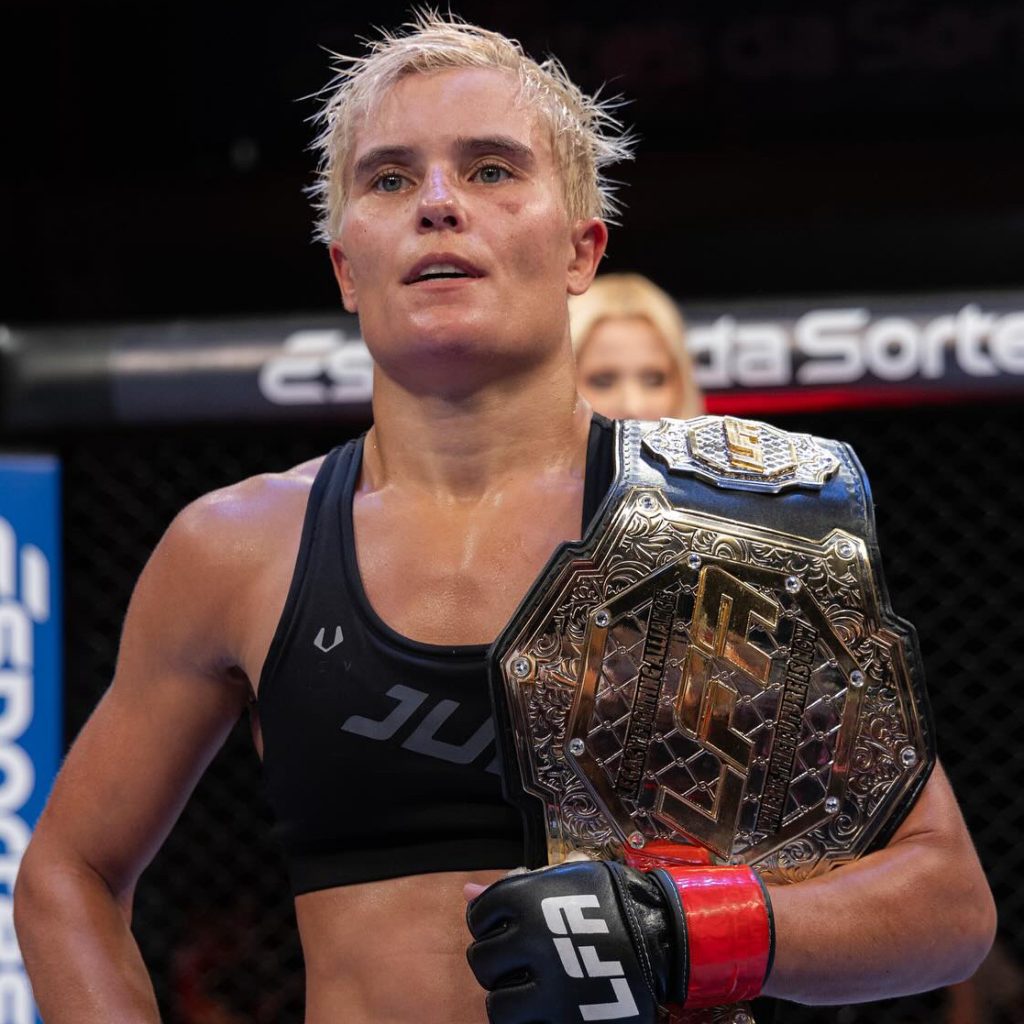 LFA 197: Natasha Kuziutina vence Yasmin Guimarães e mantém cinturão interino do peso-palha
