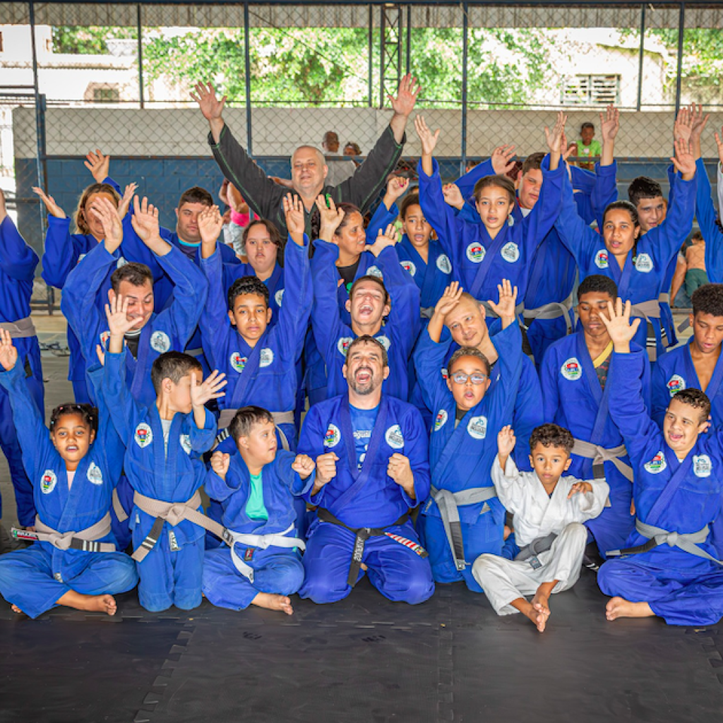 Alunos de jiu-jitsu adaptado de Itaguaí participam de cerimônia de graduação