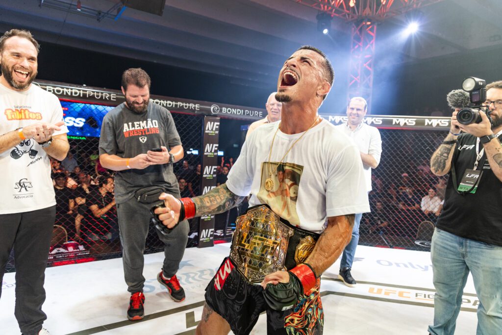 LFA 205: Vinicius Pires finaliza argentino, 'vinga' a seleção brasileira e conquista o cinturão peso-galo