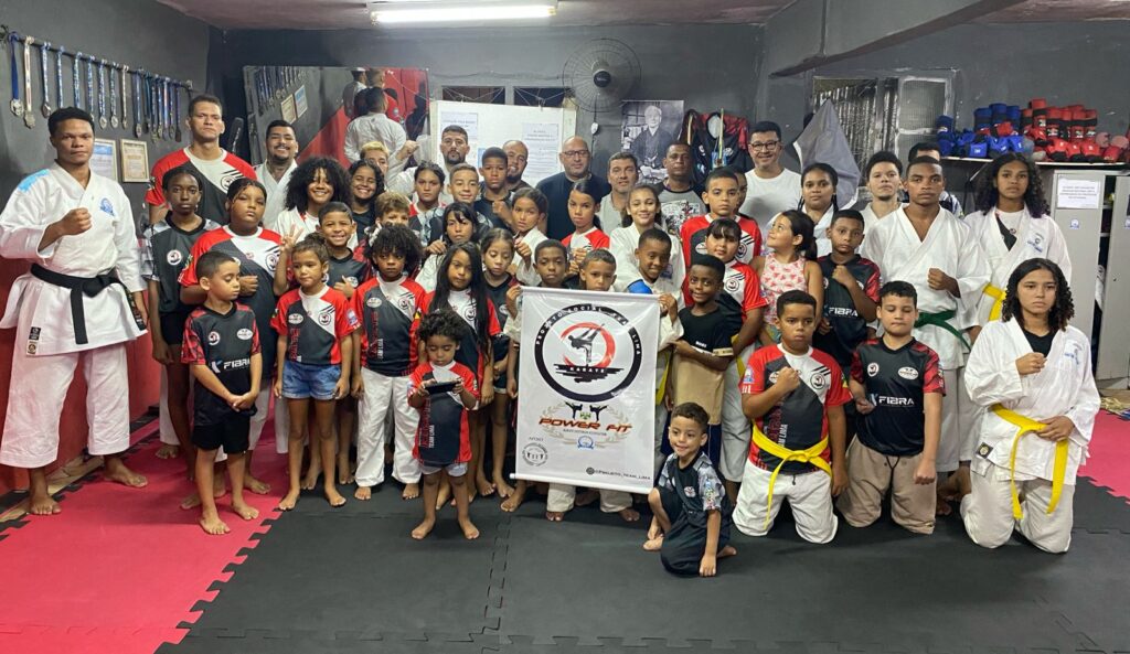 Projeto social transforma vidas através do karatê em Manguinhos