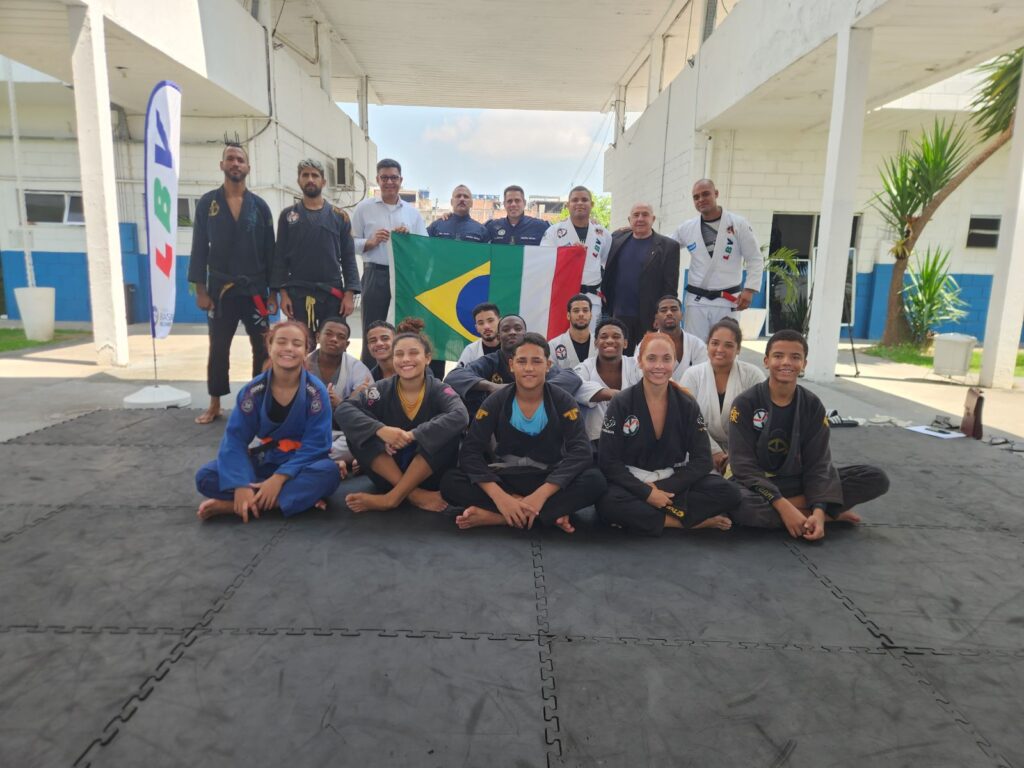 Representante do Comitê Olímpico Italiano visita projeto social de jiu-jitsu no Complexo da Maré