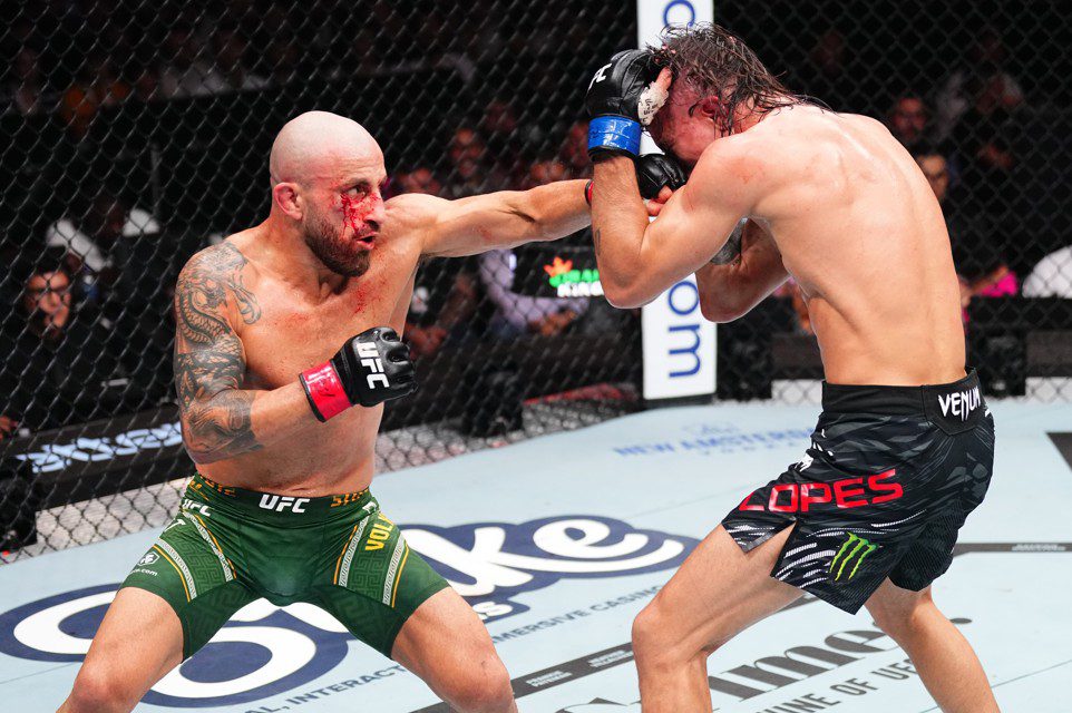 Volkanovski vence Diego Lopes no UFC 314 e conquista cinturão