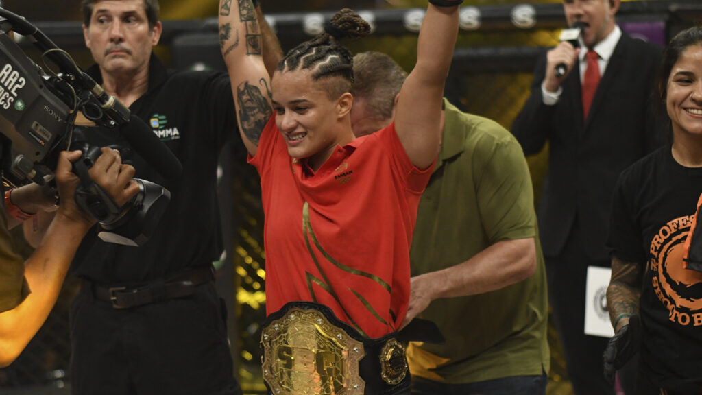 Shooto Brasil 129 consagra Sabrina de Sousa campeã dos pesos-moscas