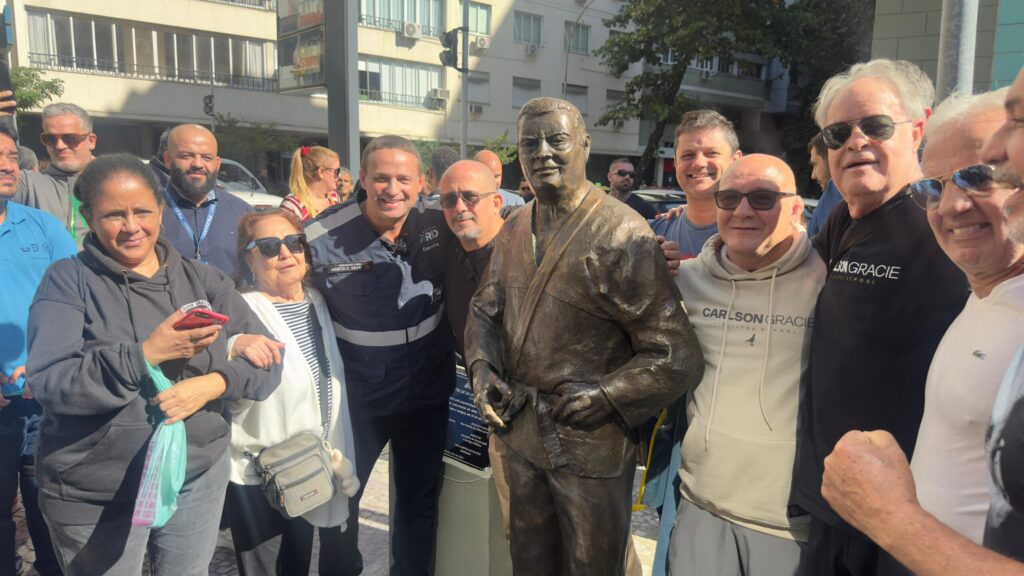 Estátua de Carlson Gracie é reinaugurada em Copacabana