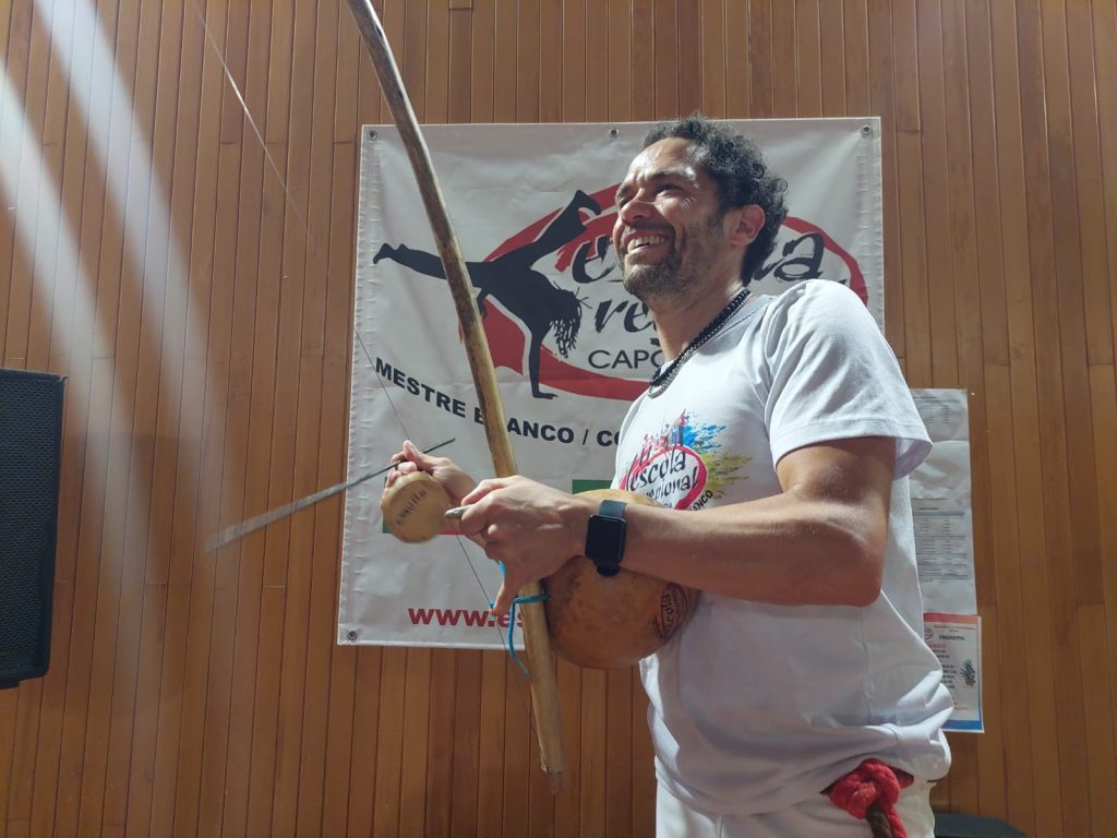 Capoeira une Niterói e Itália em formatura histórica de mestre italiano