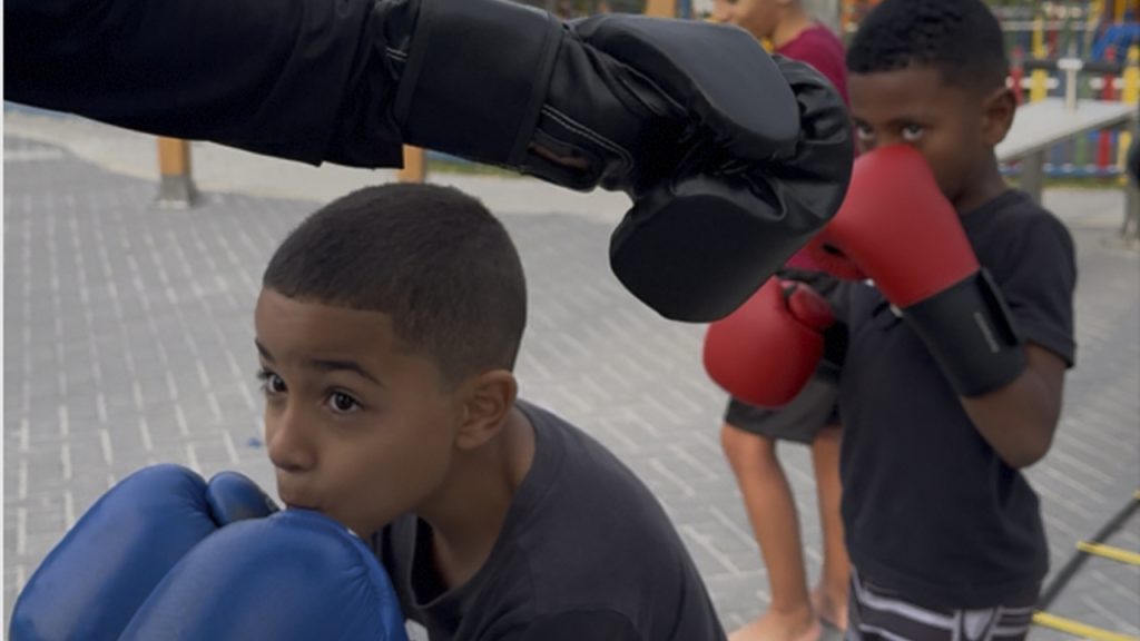 Itaguaí: Projeto de boxe atrai crianças no Morro do Carvão e abre novas vagas