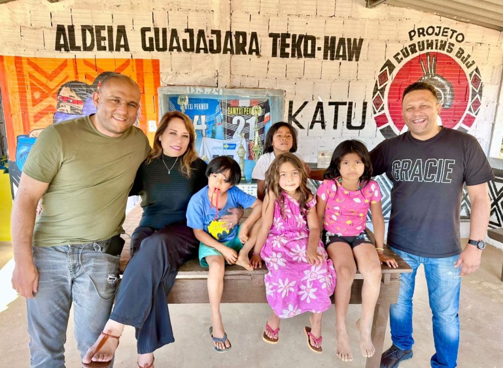 Renzo Gracie ministra seminário e visita projeto indígena em Brasília