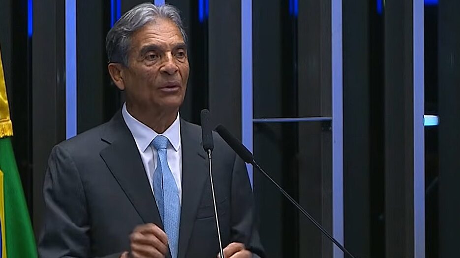 Rorion Gracie recebe homenagem no Senado por 100 anos da Família Gracie