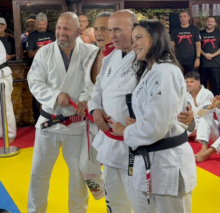 Zé Moraes é promovido a faixa vermelha por Relson Gracie