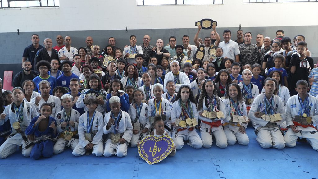 Wallid Ismail e Tiago Pereira visitam projeto social do COE da PMERJ